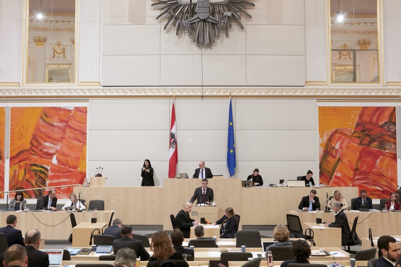 Am Rednerpult Nationalratsabgeordneter Georg Bürstmayr (G)