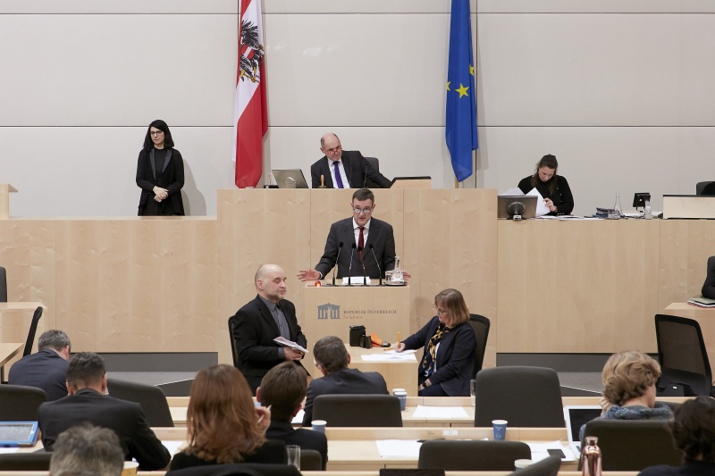 Am Rednerpult Nationalratsabgeordneter Georg Bürstmayr (G)