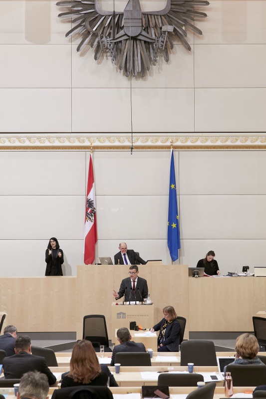 Am Rednerpult Nationalratsabgeordneter Georg Bürstmayr (G)