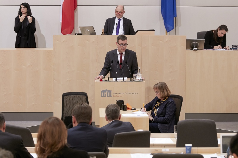 Am Rednerpult Nationalratsabgeordneter Georg Bürstmayr (G)