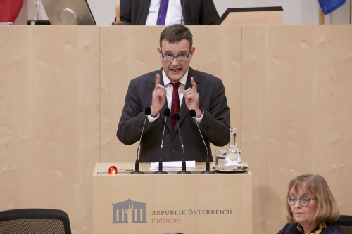 Am Rednerpult Nationalratsabgeordneter Georg Bürstmayr (G)