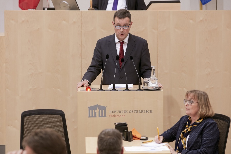 Am Rednerpult Nationalratsabgeordneter Georg Bürstmayr (G)