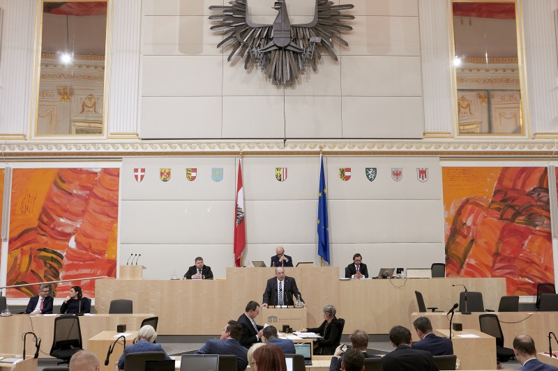 Am Rednerpult Bundesrat Michael Bernard (F)