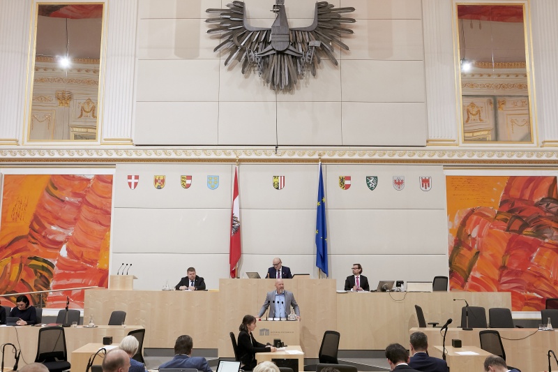 Am Rednerpult Bundesrat Marco Schreuder (G)