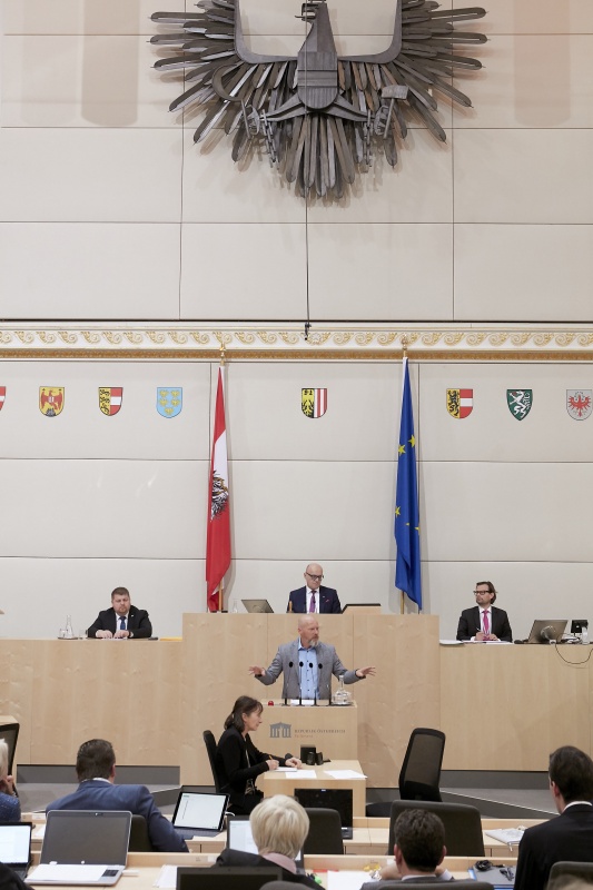 Am Rednerpult Bundesrat Marco Schreuder (G)