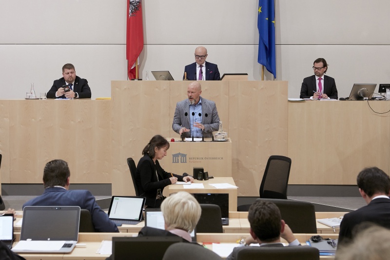 Am Rednerpult Bundesrat Marco Schreuder (G)