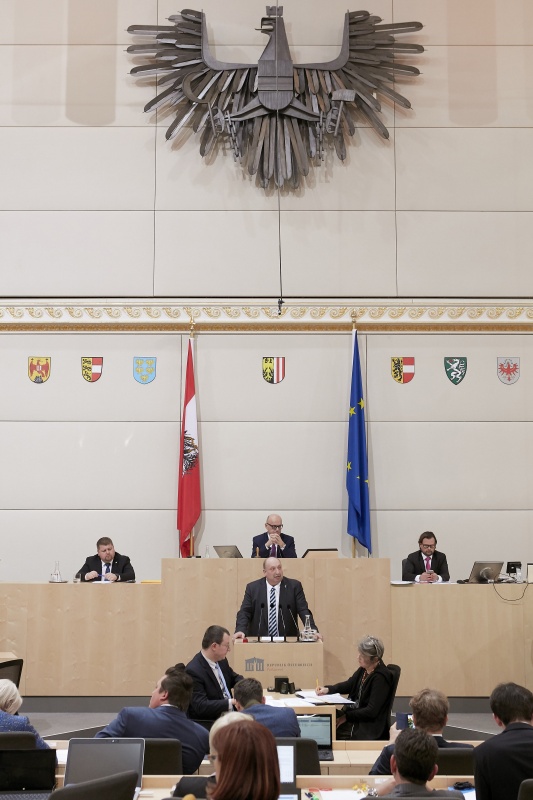 Am Rednerpult Bundesrat Michael Bernard (F)