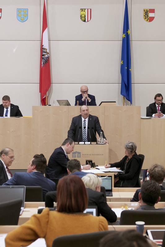 Am Rednerpult Bundesrat Michael Bernard (F)