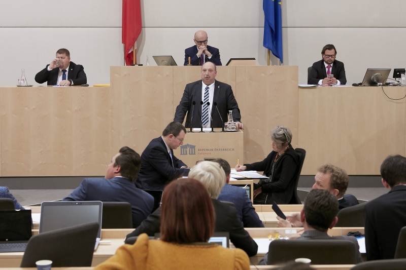 Am Rednerpult Bundesrat Michael Bernard (F)