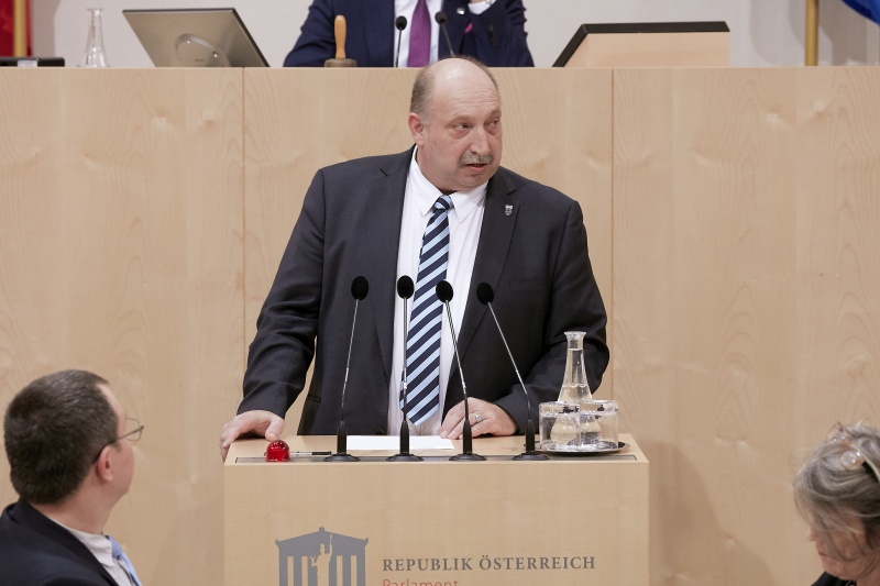Am Rednerpult Bundesrat Michael Bernard (F)