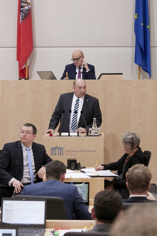 Am Rednerpult Bundesrat Michael Bernard (F)