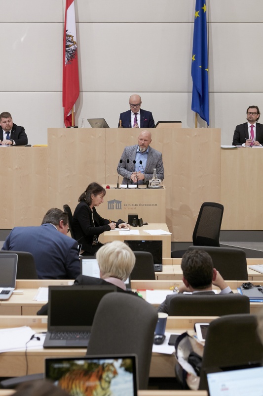 Am Rednerpult Bundesrat Marco Schreuder (G)