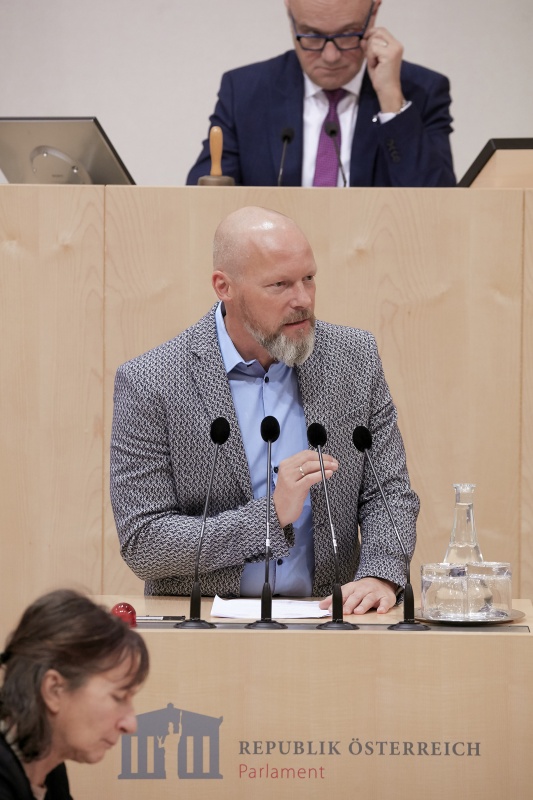 Am Rednerpult Bundesrat Marco Schreuder (G)