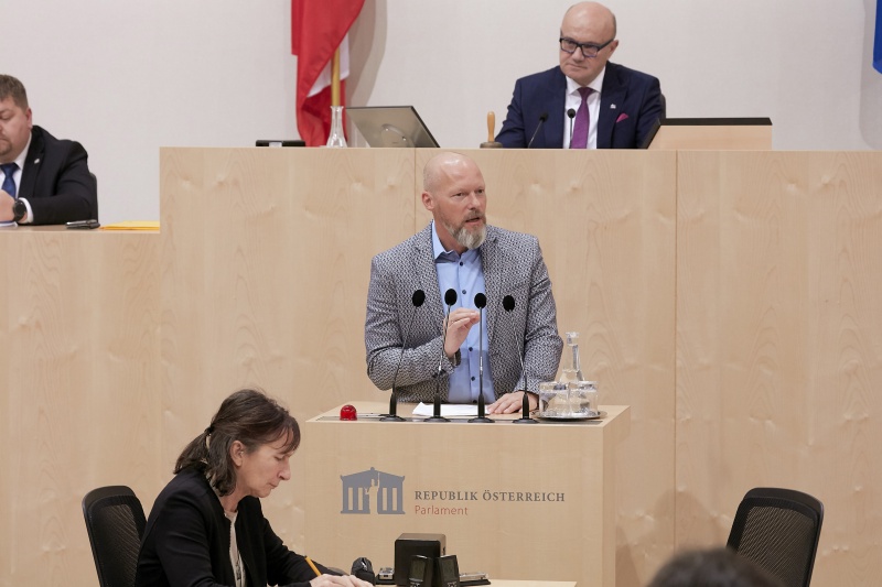 Am Rednerpult Bundesrat Marco Schreuder (G)