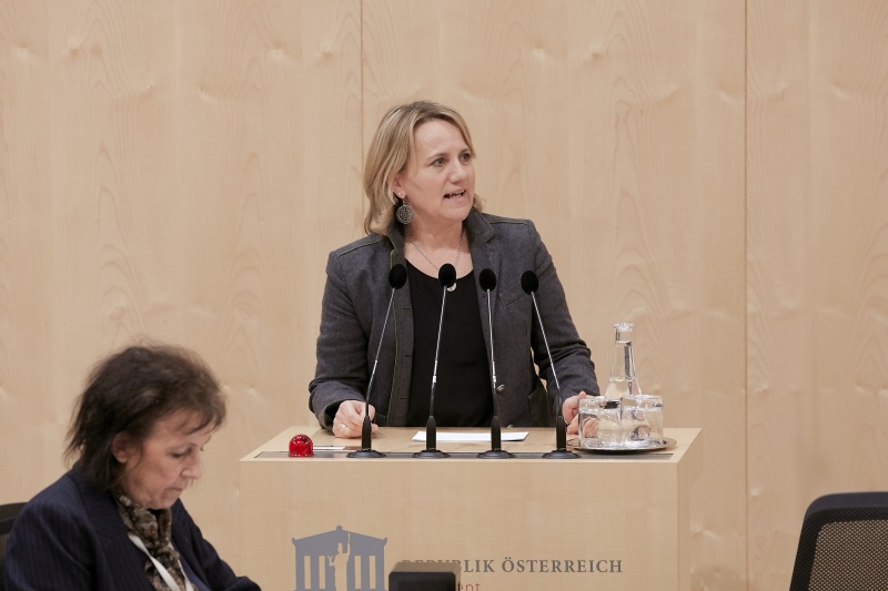 Am Rednerpult Bundesrätin Johanna Miesenberger (V)