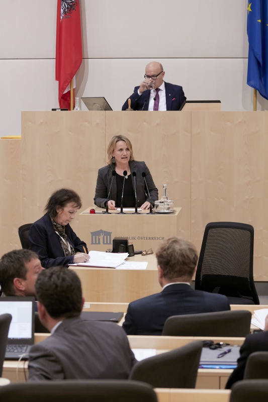 Am Rednerpult Bundesrätin Johanna Miesenberger (V)