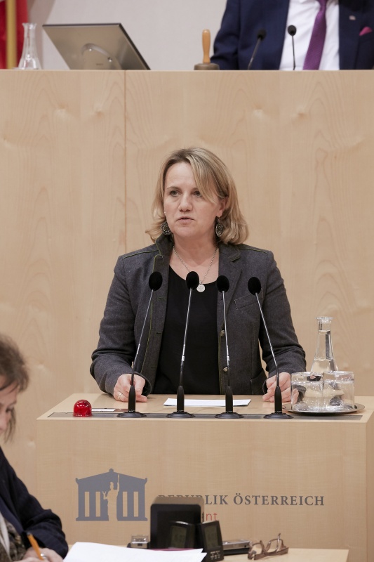 Am Rednerpult Bundesrätin Johanna Miesenberger (V)
