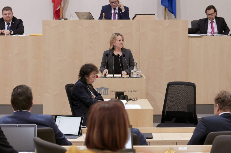 Am Rednerpult Bundesrätin Johanna Miesenberger (V)