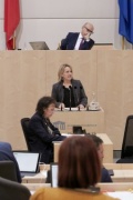 Am Rednerpult Bundesrätin Johanna Miesenberger (V)