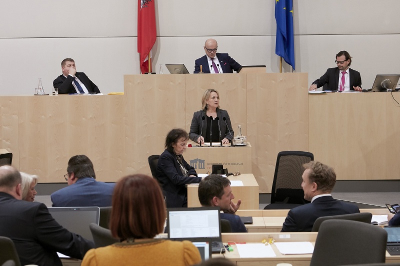 Am Rednerpult Bundesrätin Johanna Miesenberger (V)