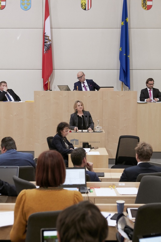 Am Rednerpult Bundesrätin Johanna Miesenberger (V)