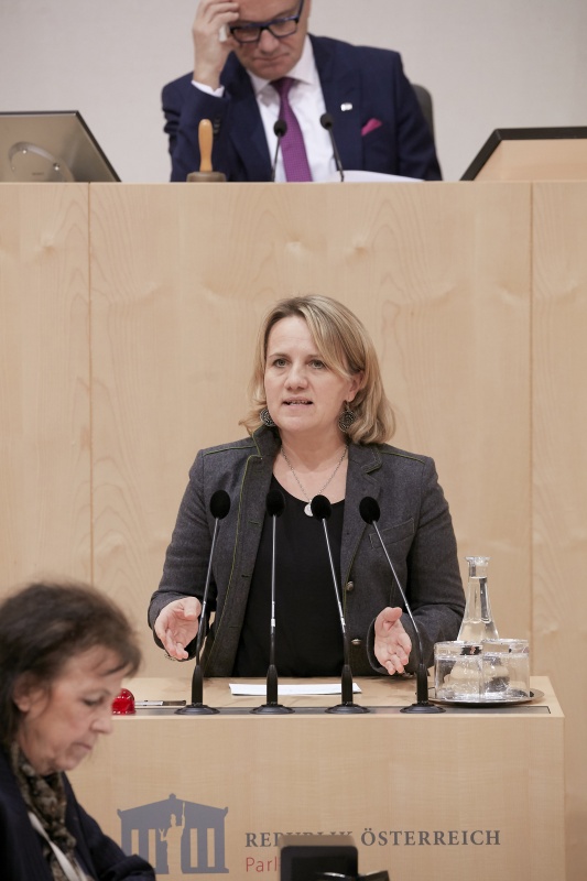 Am Rednerpult Bundesrätin Johanna Miesenberger (V)