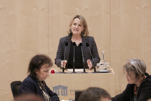 Am Rednerpult Bundesrätin Johanna Miesenberger (V)