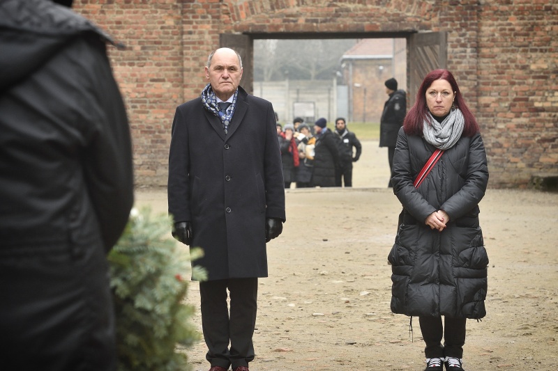 Kranzniederlegung. Von links: Nationalratspräsident Wolfgang Sobotka (V), Generalsekretärin des Nationalfonds und des Allgemeinen Entschädigungsfonds Hannah Lessing