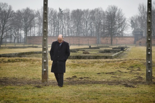 Nationalratspräsident Wolfgang Sobotka (V) bei der Besichtigung der Gedenkstätte