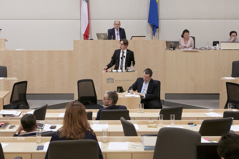 Am Rednerpult Nationalratsabgeordneter Joachim Schnabel (V)