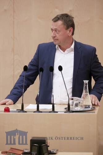 Am Rednerpult Nationalratsabgeordneter Johann Höfinger (V)