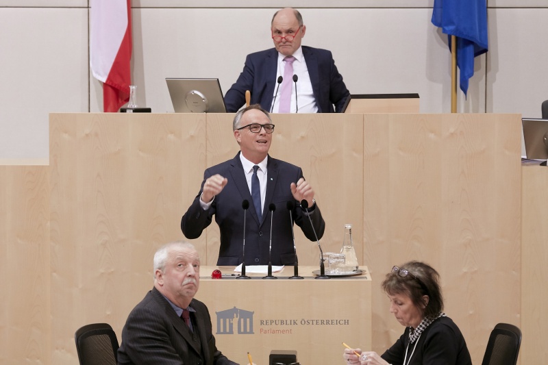 Am Rednerpult Nationalratsabgeordneter Karl Schmidhofer (V)