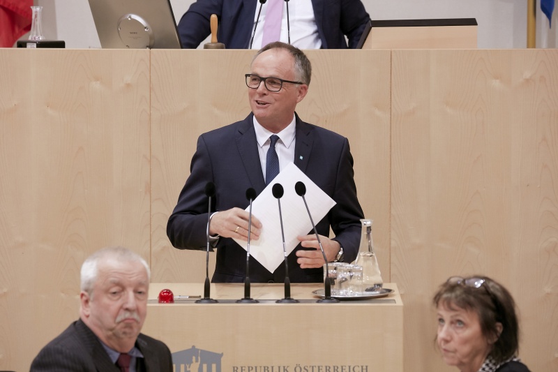 Am Rednerpult Nationalratsabgeordneter Karl Schmidhofer (V)