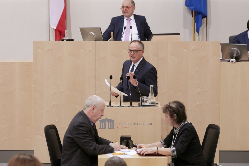 Am Rednerpult Nationalratsabgeordneter Karl Schmidhofer (V)