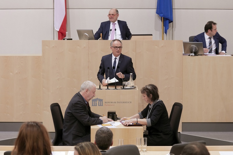 Am Rednerpult Nationalratsabgeordneter Karl Schmidhofer (V)