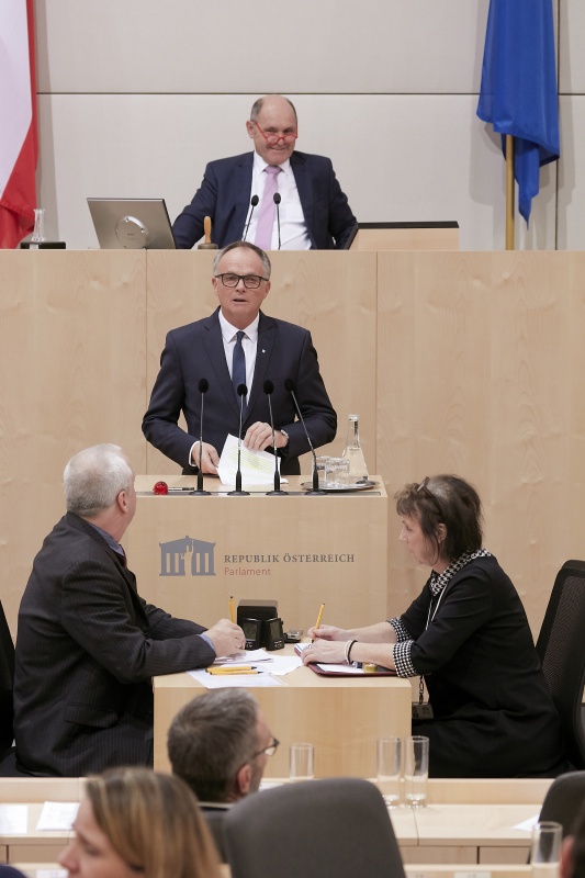 Am Rednerpult Nationalratsabgeordneter Karl Schmidhofer (V)