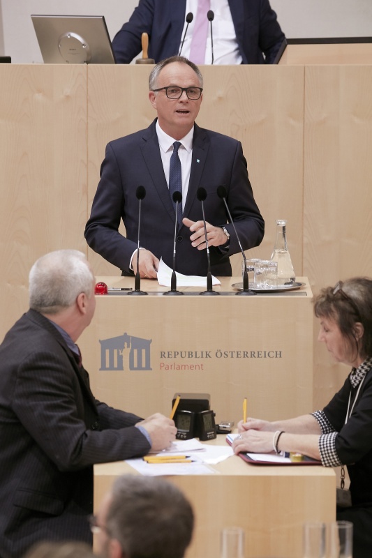Am Rednerpult Nationalratsabgeordneter Karl Schmidhofer (V)