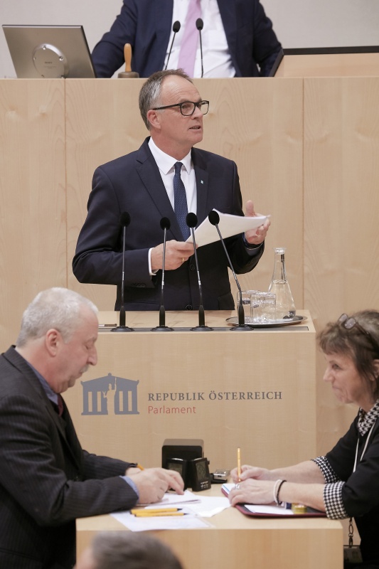 Am Rednerpult Nationalratsabgeordneter Karl Schmidhofer (V)