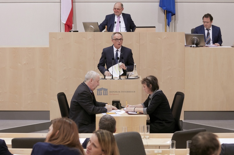 Am Rednerpult Nationalratsabgeordneter Karl Schmidhofer (V)