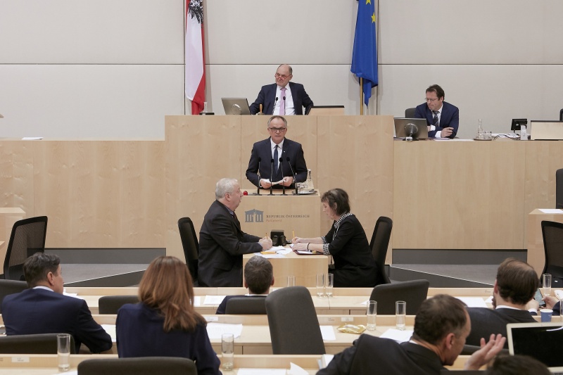 Am Rednerpult Nationalratsabgeordneter Karl Schmidhofer (V)