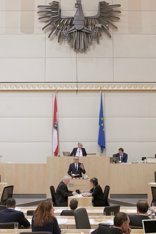 Am Rednerpult Nationalratsabgeordneter Karl Schmidhofer (V)