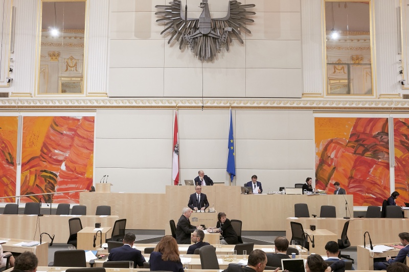 Am Rednerpult Nationalratsabgeordneter Karl Schmidhofer (V)