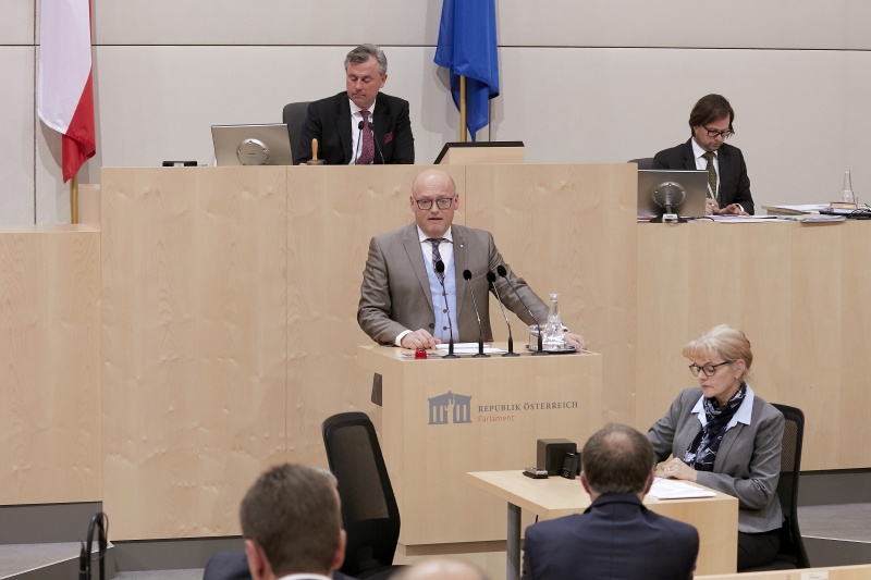 Am Rednerpult Nationalratsabgeordneter Laurenz Pöttinger (V)