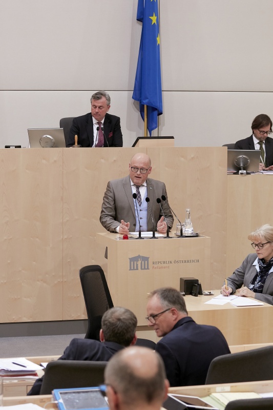 Am Rednerpult Nationalratsabgeordneter Laurenz Pöttinger (V)