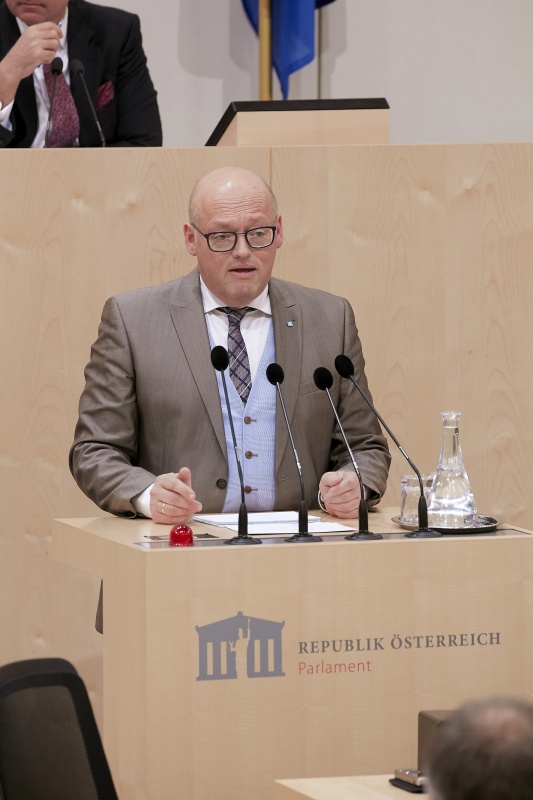 Am Rednerpult Nationalratsabgeordneter Laurenz Pöttinger (V)
