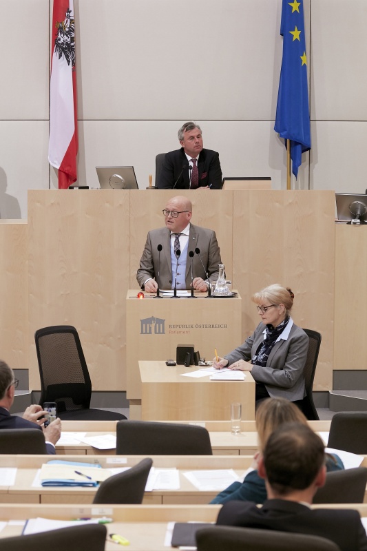 Am Rednerpult Nationalratsabgeordneter Laurenz Pöttinger (V)