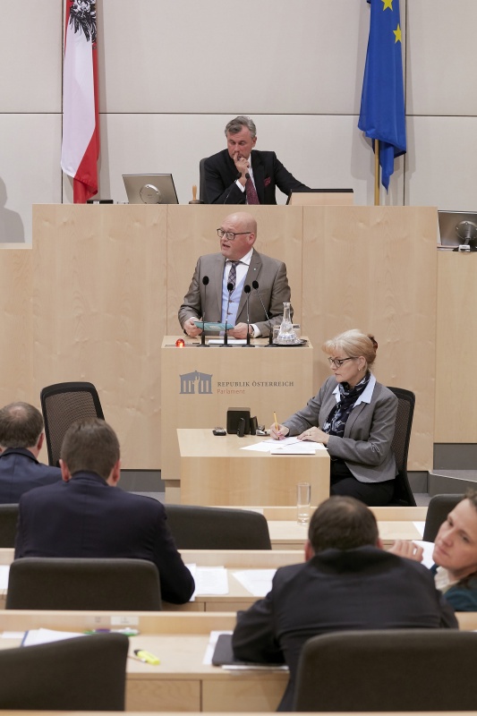 Am Rednerpult Nationalratsabgeordneter Laurenz Pöttinger (V)