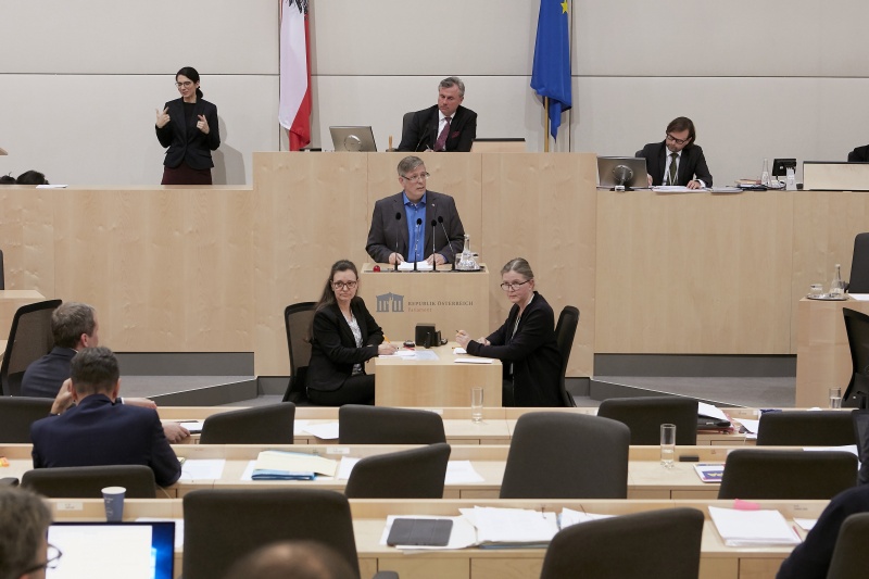 Am Rednerpult Nationalratsabgeordneter Ralph Schallmeiner (G)