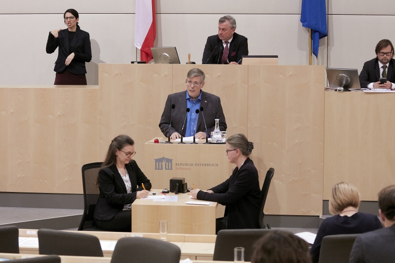 Am Rednerpult Nationalratsabgeordneter Ralph Schallmeiner (G)