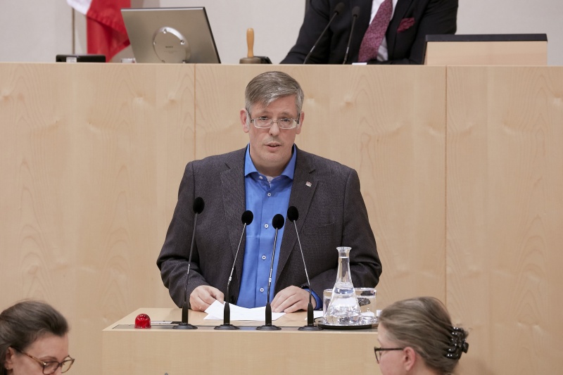 Am Rednerpult Nationalratsabgeordneter Ralph Schallmeiner (G)